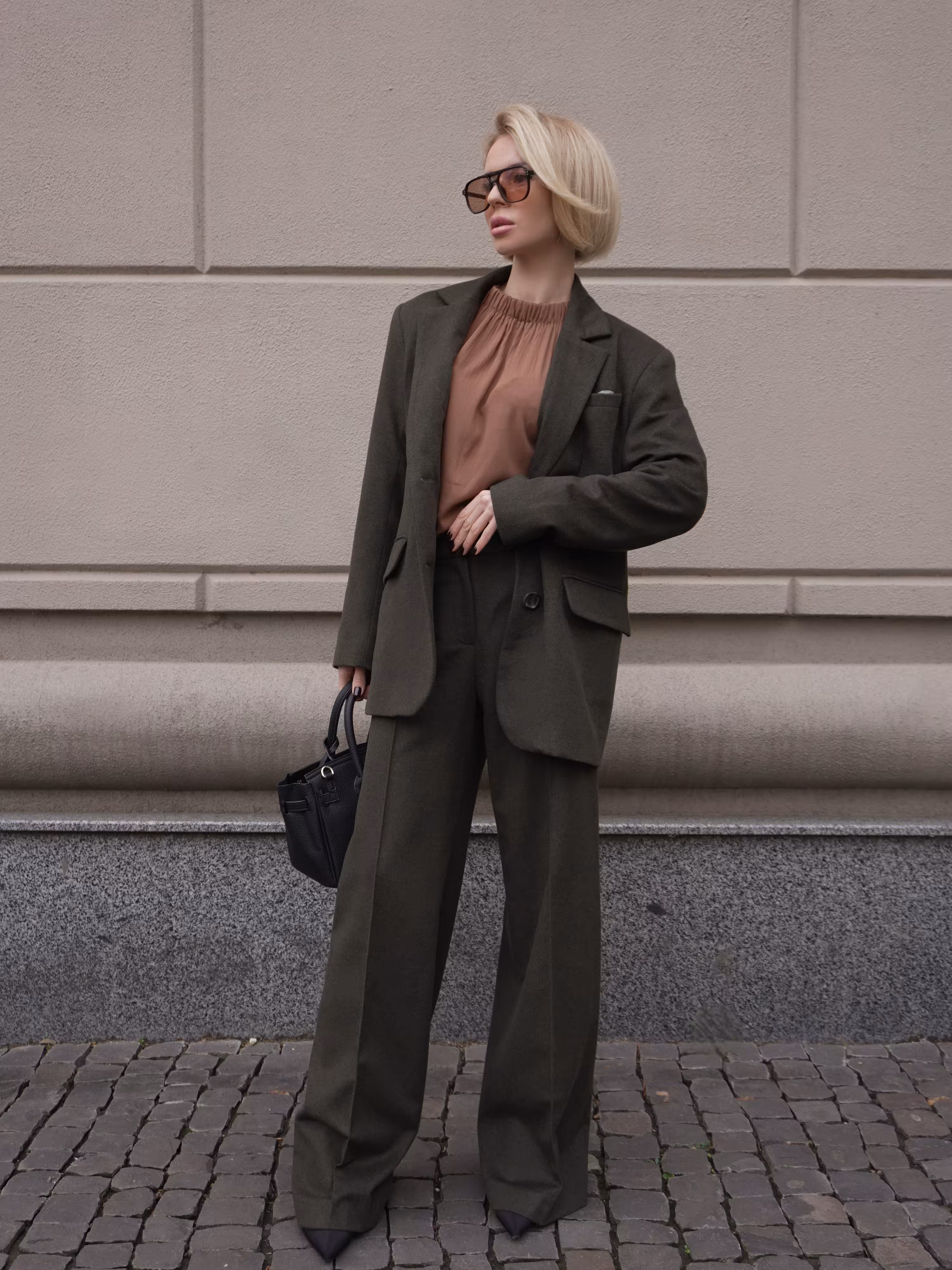 Clariss Suit with Pants 1